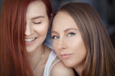 iki doğal Avrupa model gülüyor 