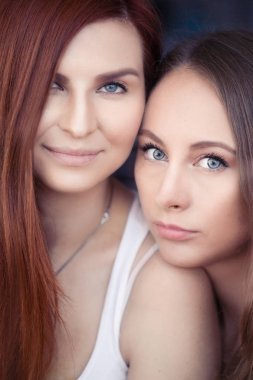 iki doğal Avrupa model gülüyor 