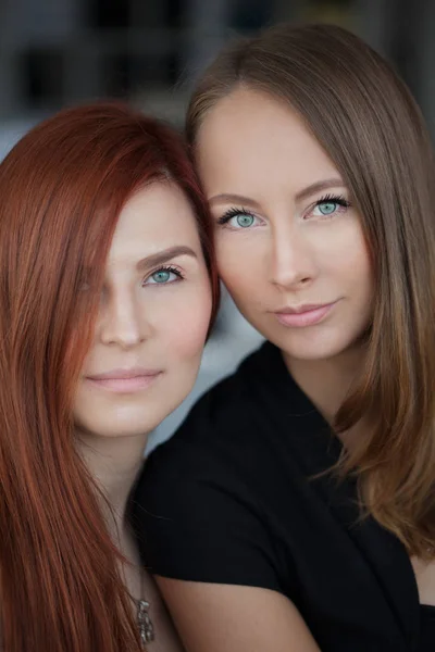 Dois modelos europeus naturais rindo — Fotografia de Stock