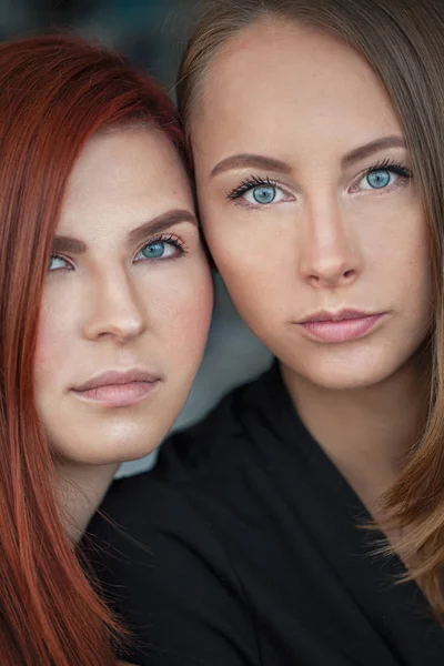 Dois modelos europeus naturais rindo — Fotografia de Stock