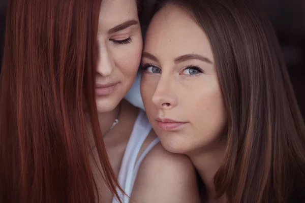 Dois modelos europeus naturais rindo — Fotografia de Stock