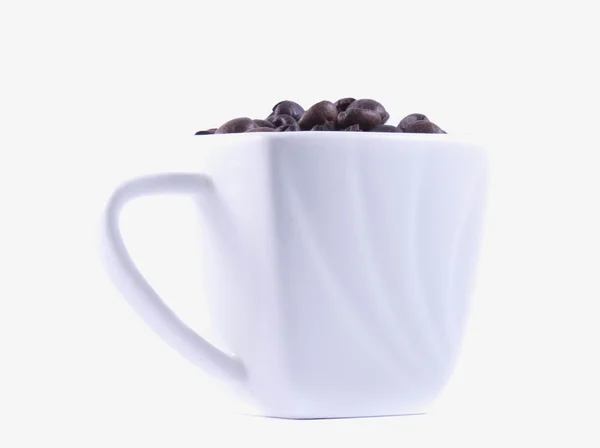 Tasse mit Kaffeebohnen auf weißem Hintergrund — Stockfoto