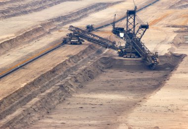 Almanya 'da linyit ocağında büyük bir kova tekerleği kazıcısı.