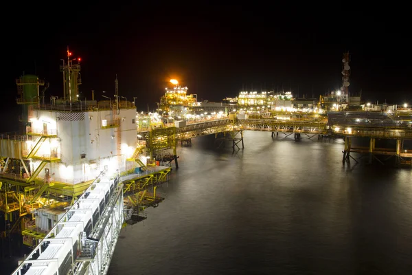 Silueta Una Plataforma Petrolífera Alta Mar Atardecer Mar Del Sur — Foto de Stock