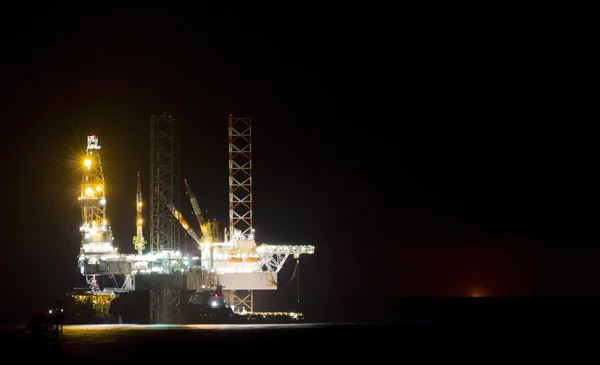Silueta Una Plataforma Petrolífera Alta Mar Atardecer Mar Del Sur —  Fotos de Stock