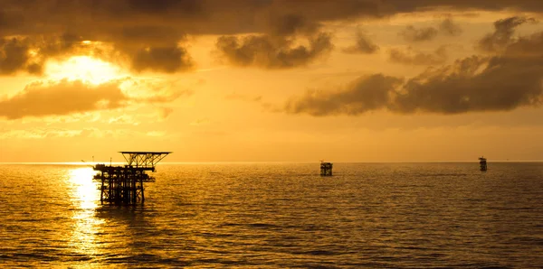 Silhouette Una Piattaforma Petrolifera Offshore Tramonto Nel Mar Cinese Meridionale — Foto Stock