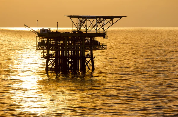 Silhouette Una Piattaforma Petrolifera Offshore Tramonto Nel Mar Cinese Meridionale — Foto Stock