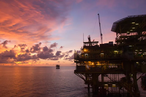 Silueta Una Plataforma Petrolífera Alta Mar Atardecer Mar Del Sur —  Fotos de Stock