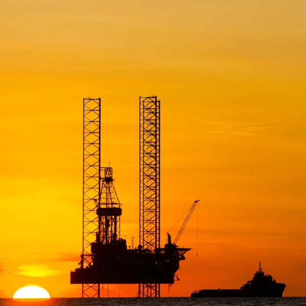 Silueta Una Plataforma Petrolífera Alta Mar Atardecer Mar Del Sur —  Fotos de Stock