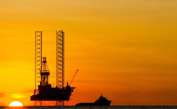 Silhouette Una Piattaforma Petrolifera Offshore Tramonto Nel Mar Cinese Meridionale — Foto Stock