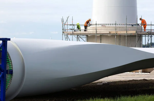 Pracovníci Stavějící Větrnou Turbínu — Stock fotografie