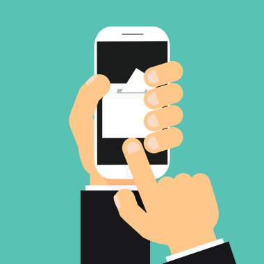 App dağ eteğindeki taş yığını üzerinde oylama ile smartphone tutan işadamı el