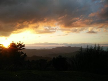 Akşam güneş ışığı ile fantastik gökyüzü bulutlar dağ ve 