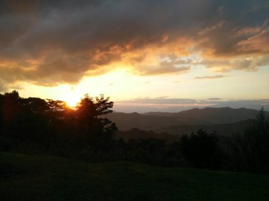 Akşam güneş ışığı ile fantastik gökyüzü bulutlar dağ ve 