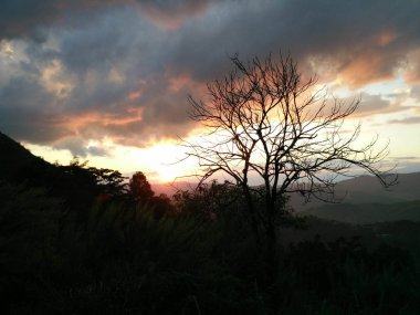 Akşam güneş ışığı ile fantastik gökyüzü bulutlar dağ ve 