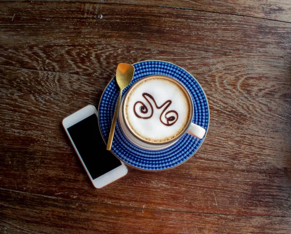 Xícara de café e telefone inteligente na mesa de madeira velha . — Fotografia de Stock
