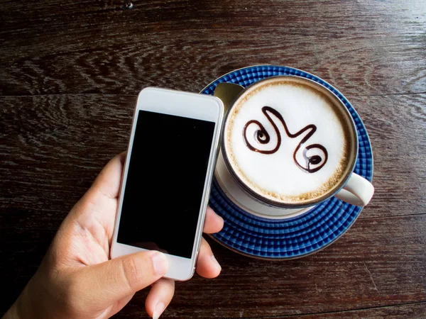 Los hombres usan teléfonos inteligentes en la cafetería . — Foto de Stock