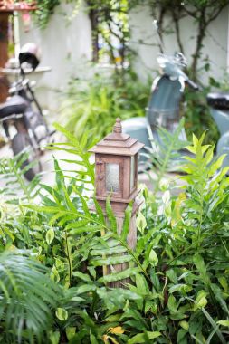 Bahçede eski lamba