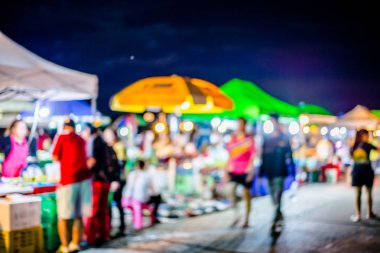 İnsanlar gece Festivali'nde bok ile alışveriş arka plan bulanık