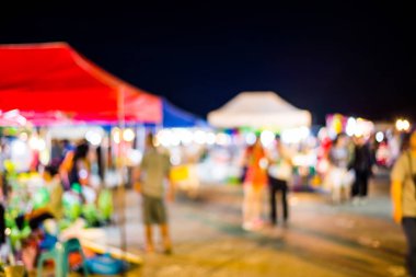 İnsanlar gece Festivali'nde bok ile alışveriş arka plan bulanık