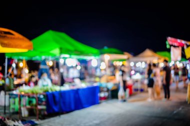 İnsanlar gece Festivali'nde bok ile alışveriş arka plan bulanık
