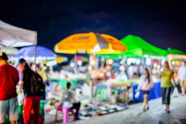 İnsanlar gece Festivali'nde bok ile alışveriş arka plan bulanık