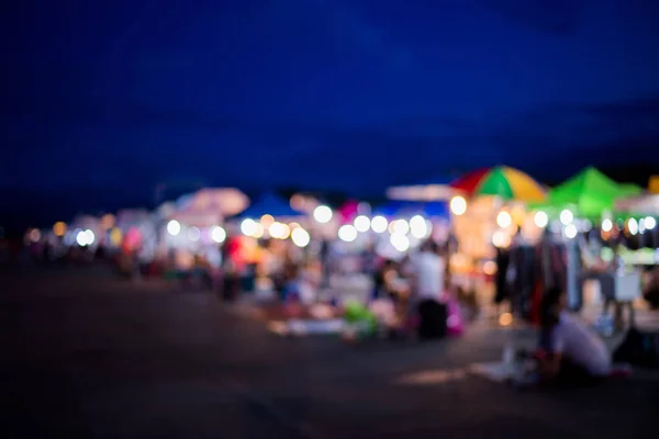 İnsanlar gece Festivali'nde bok ile alışveriş arka plan bulanık