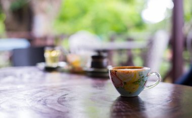Kahve tablo ile sıcak içecek fincan.