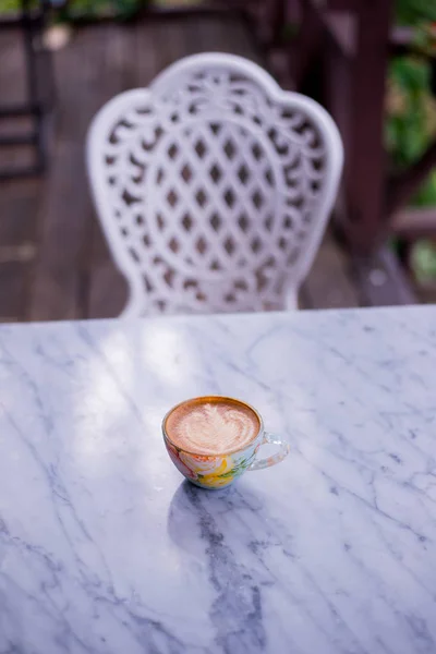 Šálek horké nápoje s kávou na stole. — Stock fotografie