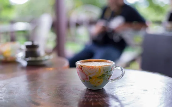 Belle tasse de boisson chaude avec café dans un café . — Photo