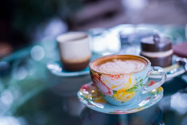 Coupe de boisson chaude avec café sur la table . — Photo