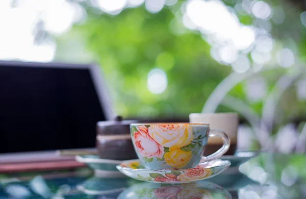 Prachtige kop warme drank van koffie in de coffeeshop. — Stockfoto