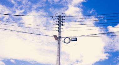 Teller çeşitli kamu araçları için destek elektrik direkleri