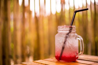 Çilek ve köpüklü st ile sağlıklı beslenme bir bardak soda