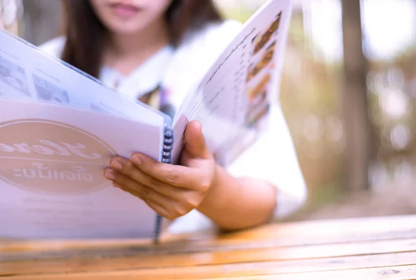 Onscherpe achtergrond, vrouwen zie menu in restaurant achtergrond wazig — Stockfoto