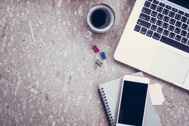 Kontrplak ofis masaları dizüstü bilgisayar, akıllı telefon ve sup Üstten Görünüm