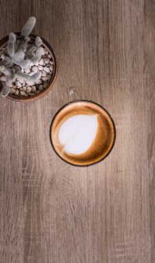 Sıcak kahve kalp ile cam fincan süt krem yüzünde makyaj