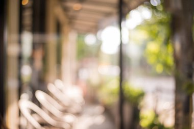 Kafenin arka planı bulanık..