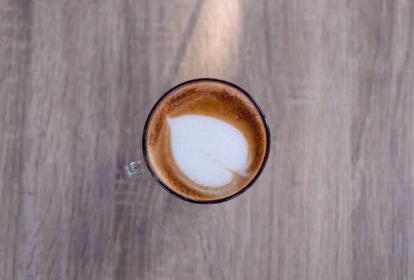 Vintage-Stil von heißem Kaffee mit Herz Make-up auf Gesicht der Milch c — Stockfoto