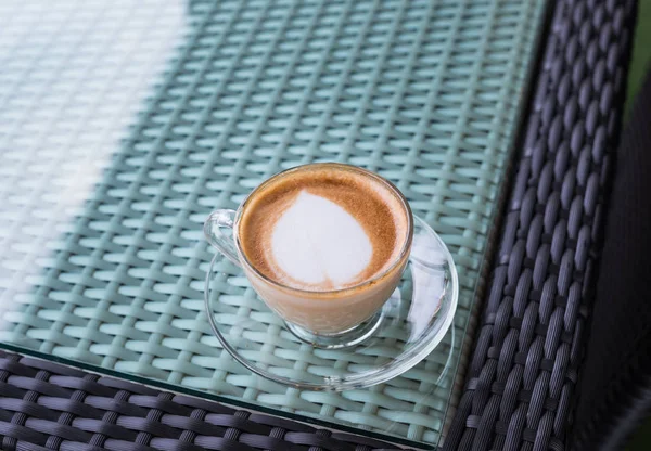 Estilo vintage de café quente com coração compõem no rosto do leite c — Fotografia de Stock