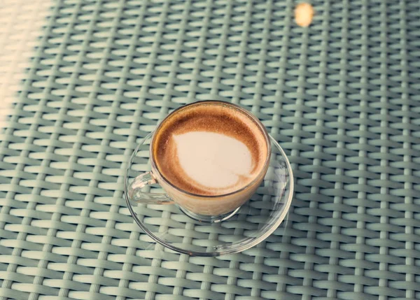 Vintage-Stil von heißem Kaffee mit Herz Make-up auf Gesicht der Milch c — Stockfoto