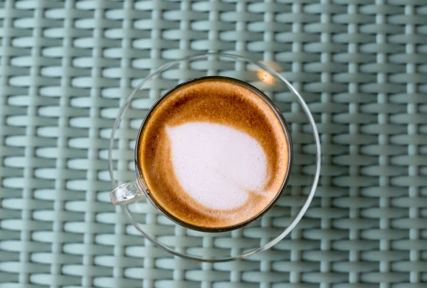 Estilo vintage de café quente com coração compõem no rosto do leite c — Fotografia de Stock
