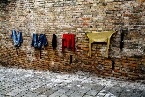 Ropa de color en la pared — Foto de Stock