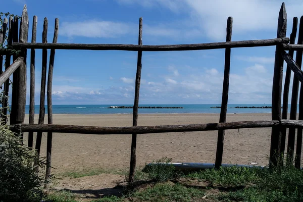 Paesaggio marino con recinzione in legno — Foto Stock