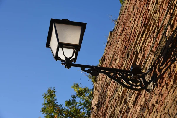 Um poste de luz de ferro velho — Fotografia de Stock