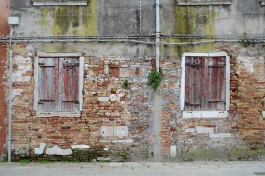 eski yıkık duvar 