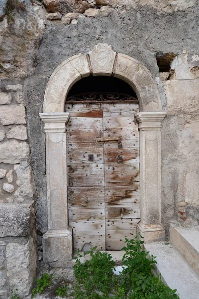 Antiguo muro en ruinas —  Fotos de Stock