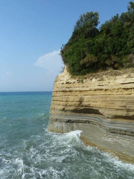 Roca en el mar — Foto de Stock