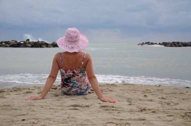 pembe şapkalı kadın