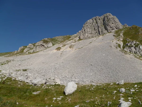 Belles montagnes avec des rochers — Photo